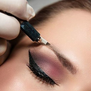 دوره آموزشی میکروبلیدینگ یا آرایش نیمه دائم